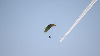 Kayseri'de kaymakamlar, turizme destek amacıyla yamaç paraşütüyle uçtu