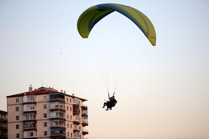 Kayseri'de kaymakamlar, turizme destek amacıyla yamaç paraşütüyle uçtu G2