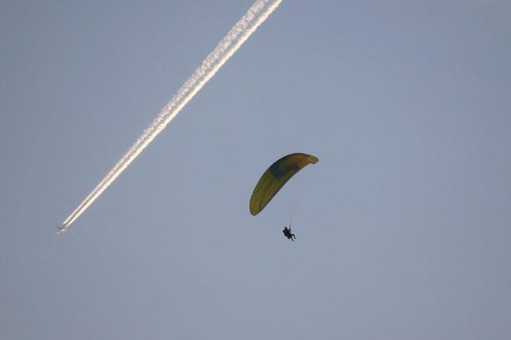 Kayseri'de kaymakamlar, turizme destek amacıyla yamaç paraşütüyle uçtu G3