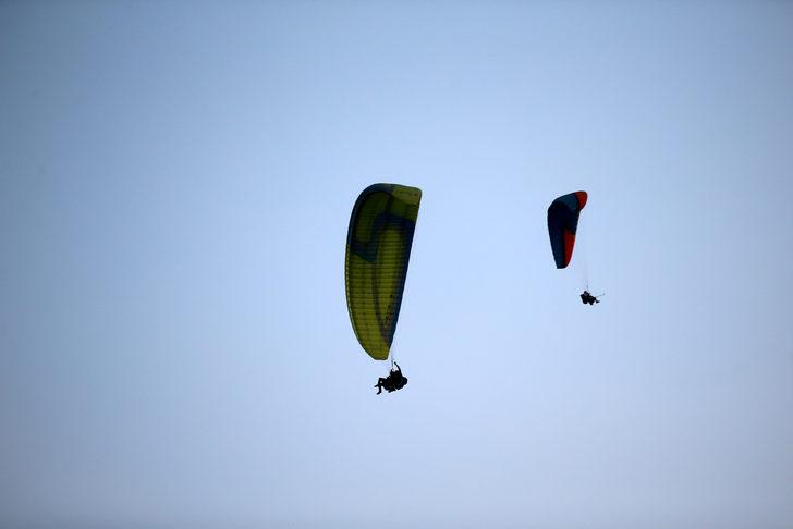 Kayseri'de kaymakamlar, turizme destek amacıyla yamaç paraşütüyle uçtu G4