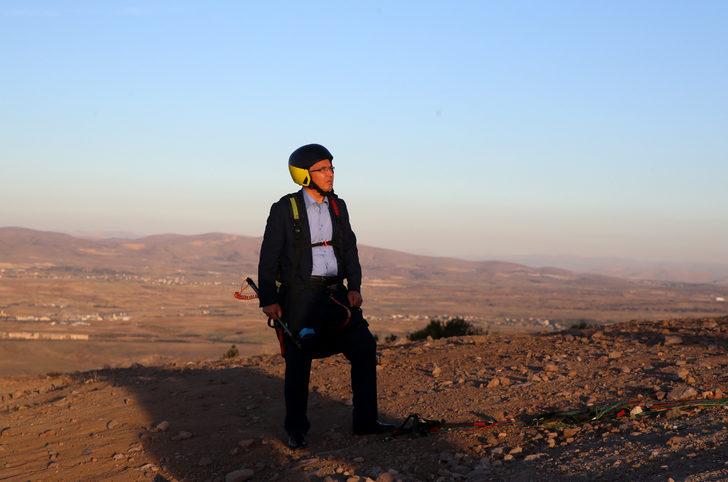 Kayseri'de kaymakamlar, turizme destek amacıyla yamaç paraşütüyle uçtu G5