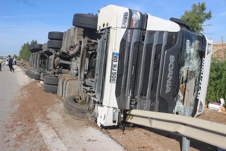 Adana'da dorsesinde pirinç taşıyan tır otoyolda devrildi G1