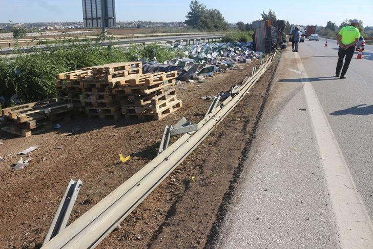Adana'da dorsesinde pirinç taşıyan tır otoyolda devrildi G3