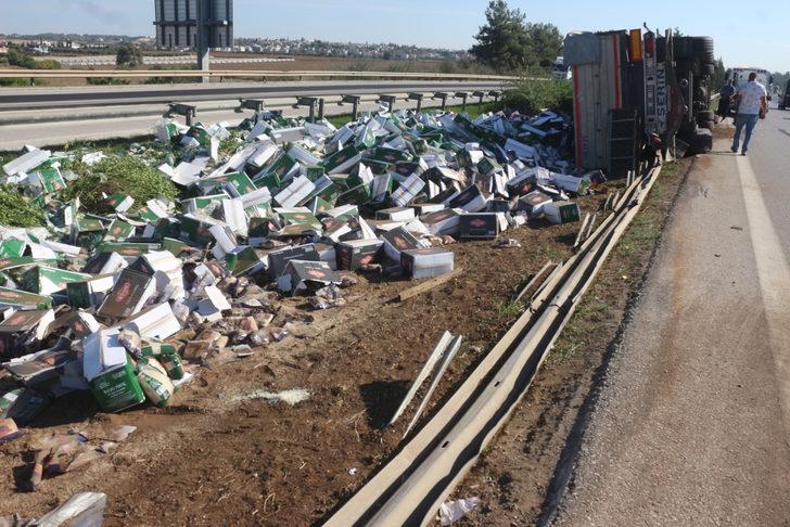 Adana'da dorsesinde pirinç taşıyan tır otoyolda devrildi G4