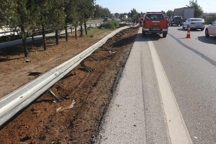 Adana'da dorsesinde pirinç taşıyan tır otoyolda devrildi G5