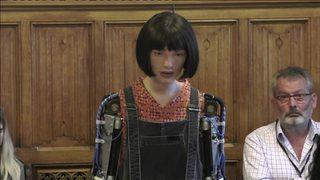 Lordlar Kamarası'na kısa siyah saçıyla, kot tulumuyla bir robot konuk oldu! Öyle sözler söyledi ki...