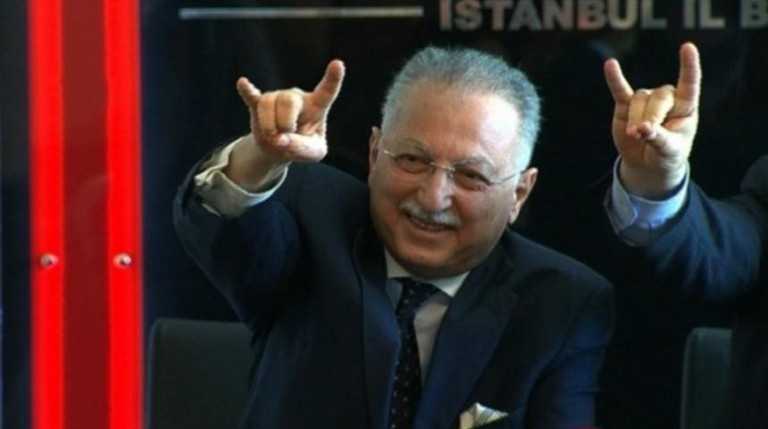 Ekmeleddin İhsanoğlu, 'Bozkurt' işaretini yapamadı
