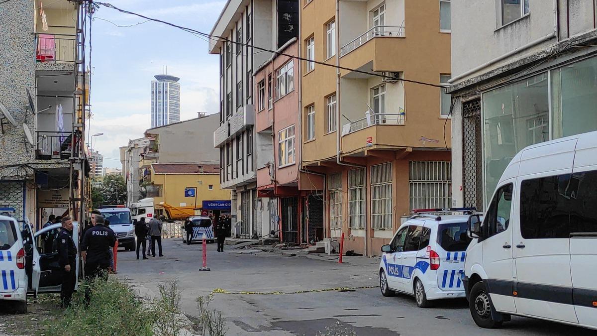 Kadık&ouml;y'de patlama meydana gelen binanın yıkımına başlandı