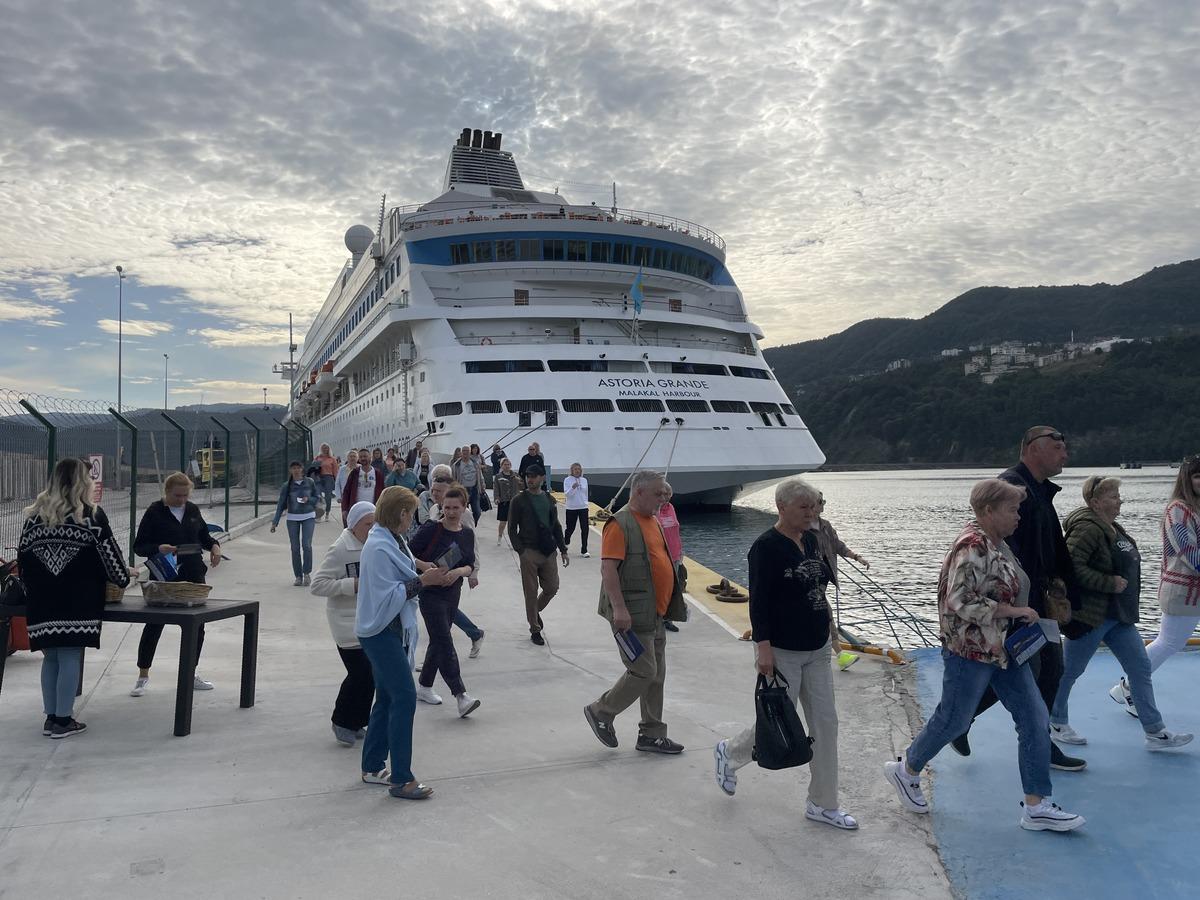 Amasra beşinci kruvaziyer gemisini ağırladı