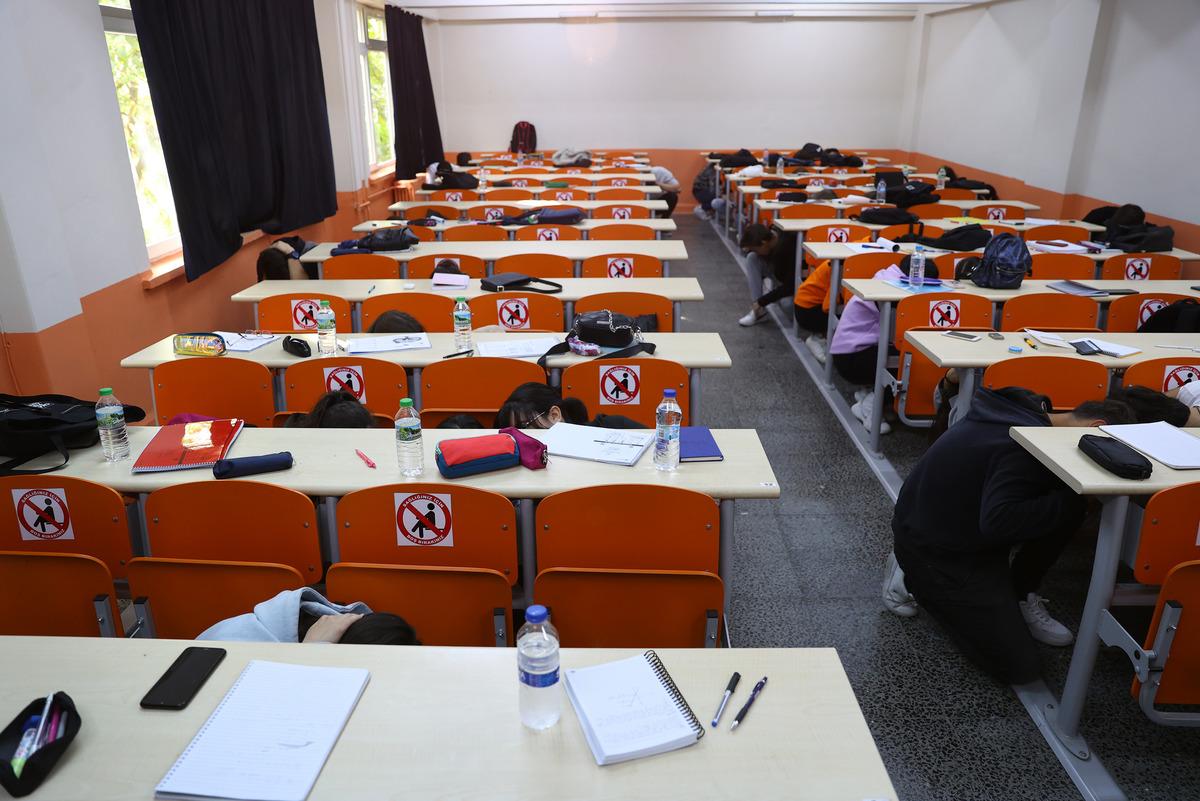 Edirne'de &uuml;niversiteliler katıldıkları tatbikat sonrası AFAD g&ouml;n&uuml;ll&uuml;s&uuml; olmak i&ccedil;in sıraya girdi