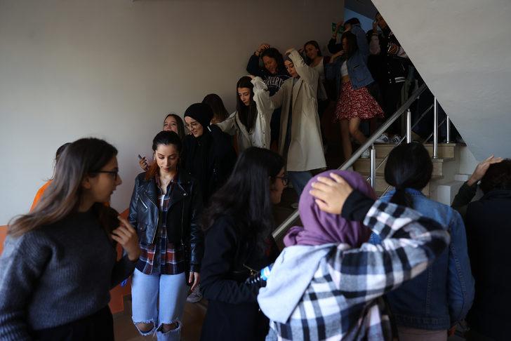 Edirne'de üniversiteliler katıldıkları tatbikat sonrası AFAD gönüllüsü olmak için sıraya girdi G2