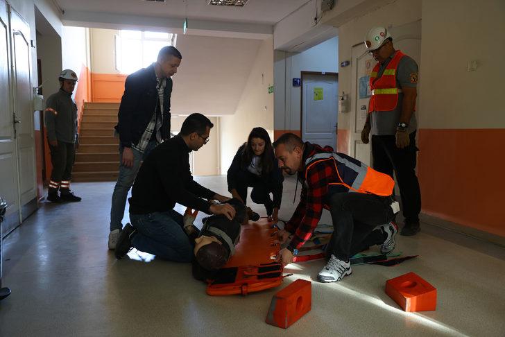 Edirne'de üniversiteliler katıldıkları tatbikat sonrası AFAD gönüllüsü olmak için sıraya girdi G3