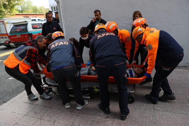 Edirne'de üniversiteliler katıldıkları tatbikat sonrası AFAD gönüllüsü olmak için sıraya girdi G5