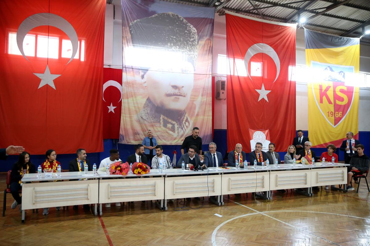 Kayserispor'un y&ouml;netici ve futbolcuları &ouml;ğrencilerle buluştu