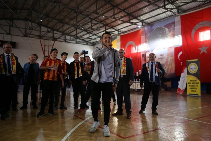 Kayserispor'un yönetici ve futbolcuları öğrencilerle buluştu G2