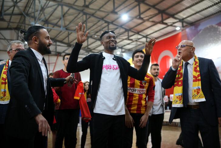 Kayserispor'un yönetici ve futbolcuları öğrencilerle buluştu G3