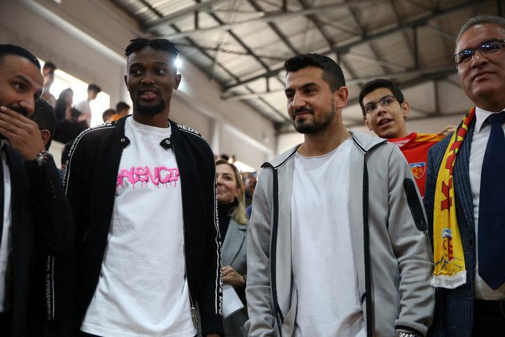 Kayserispor'un yönetici ve futbolcuları öğrencilerle buluştu G4