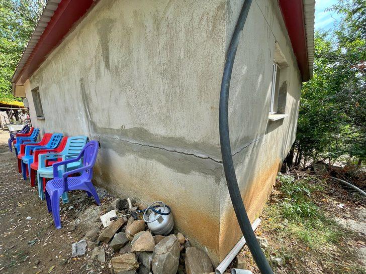 Osmaniye'deki depremde evi hasar gören aile yaşadıklarını anlattı G3