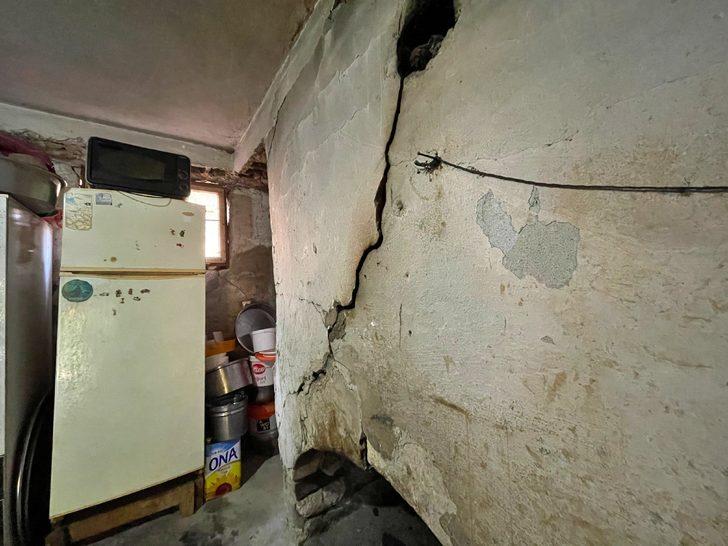 Osmaniye'deki depremde evi hasar gören aile yaşadıklarını anlattı G5