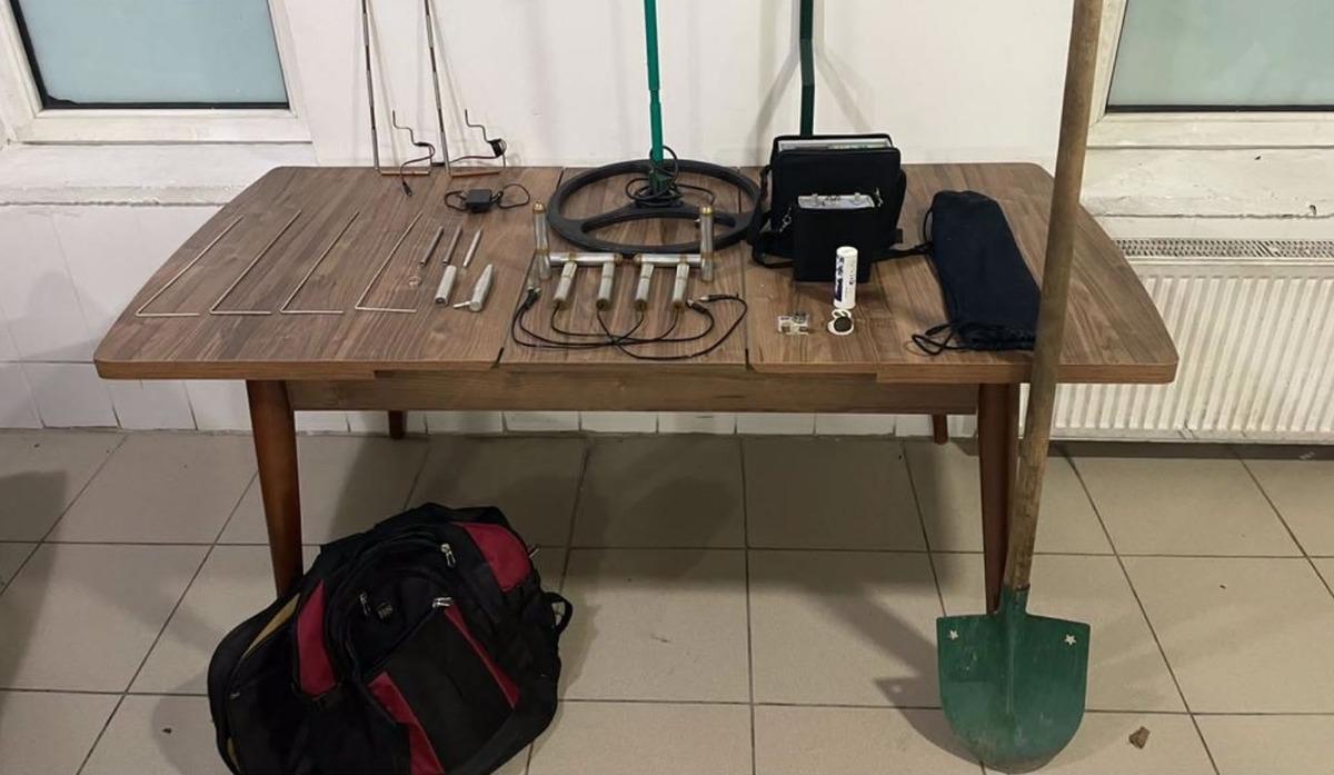 Sakarya'da ka&ccedil;ak kazı yapan 9 ş&uuml;pheli su&ccedil;&uuml;st&uuml; yakalandı