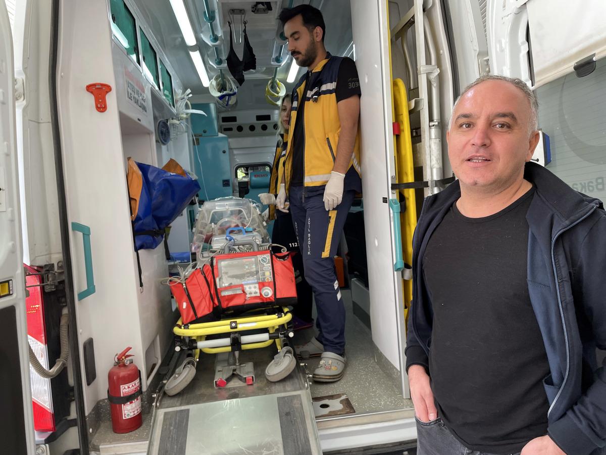 Kızı premat&uuml;re doğan doktor, minik Eyl&uuml;l'&uuml; tedavi yolculuğunda yalnız bırakmadı