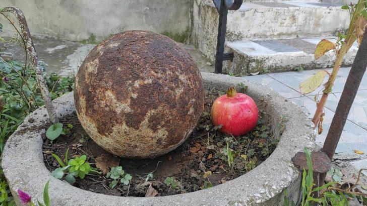 Kıbrıs Gazisi evinin bahçesini traktörle sürerken top güllesi buldu G1