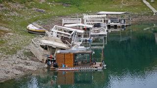Seyhan Baraj Gölü'ndeki kaçak yapılar kıyıya çekiliyor
