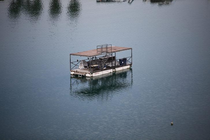 Seyhan Baraj Gölü'ndeki kaçak yapılar kıyıya çekiliyor G4