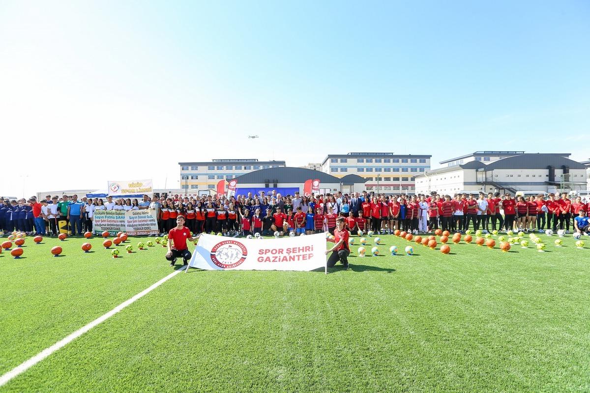 Gaziantep'teki 800 okula spor malzemesi dağıtıldı