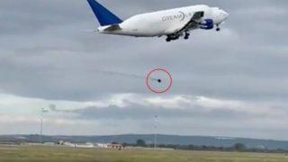 Dumanlar arasında kalktı! Kargo uçağında yaşanan kaza panik yarattı... Kalkış esnasında tekerleği koptu