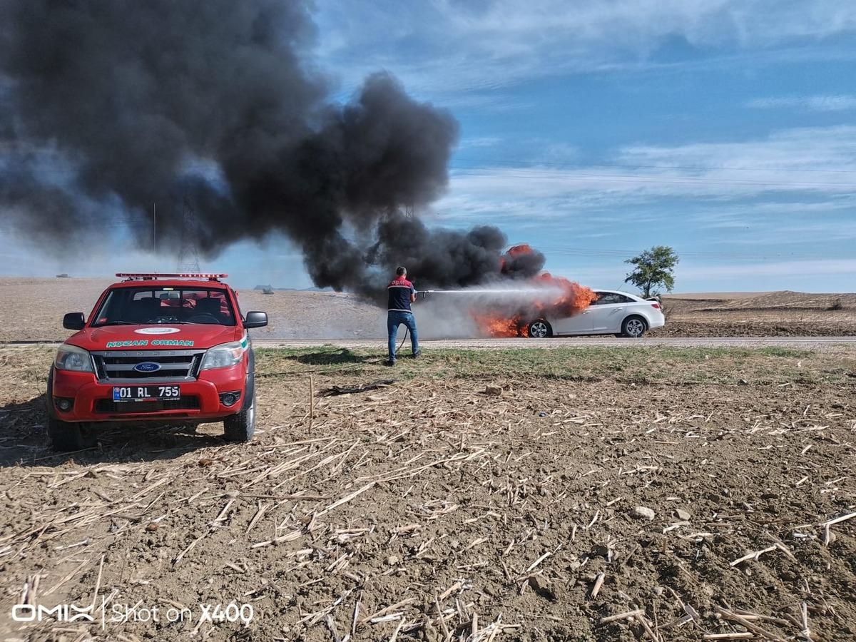 Adana'da otomobil seyir halindeyken alev aldı