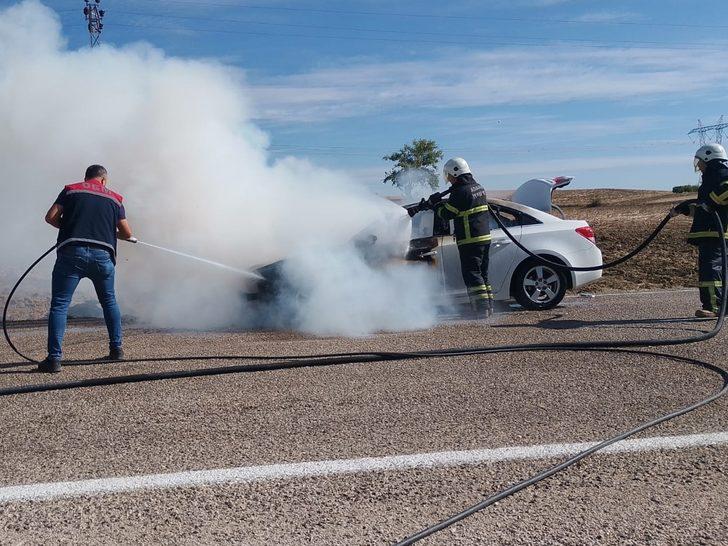 Adana'da otomobil seyir halindeyken alev aldı G3