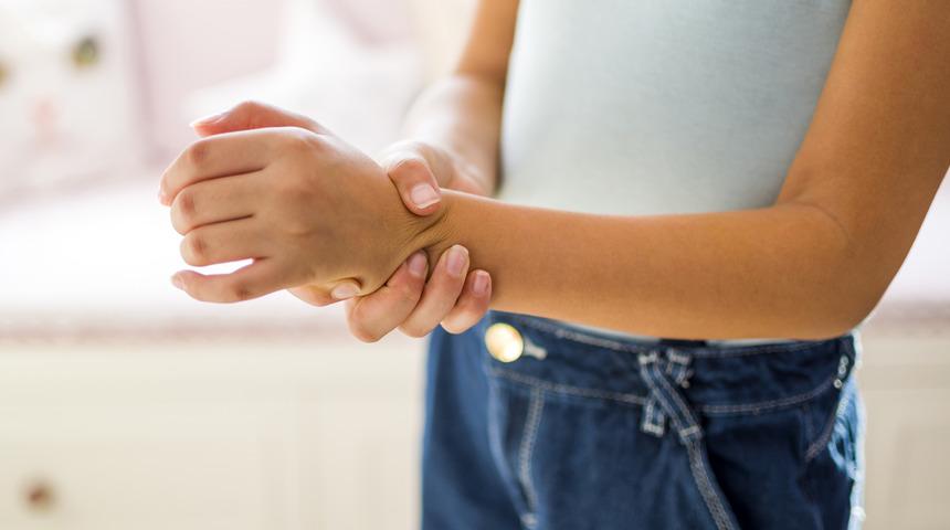 Eklem ağrısının altında ciddi bir hastalık yatabilir! İltihabi eklem romatizmasının 5 önemli belirtisi!