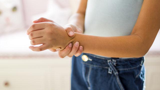 Eklem ağrısının altında ciddi bir hastalık yatabilir! İltihabi eklem romatizmasının 5 önemli belirtisi!