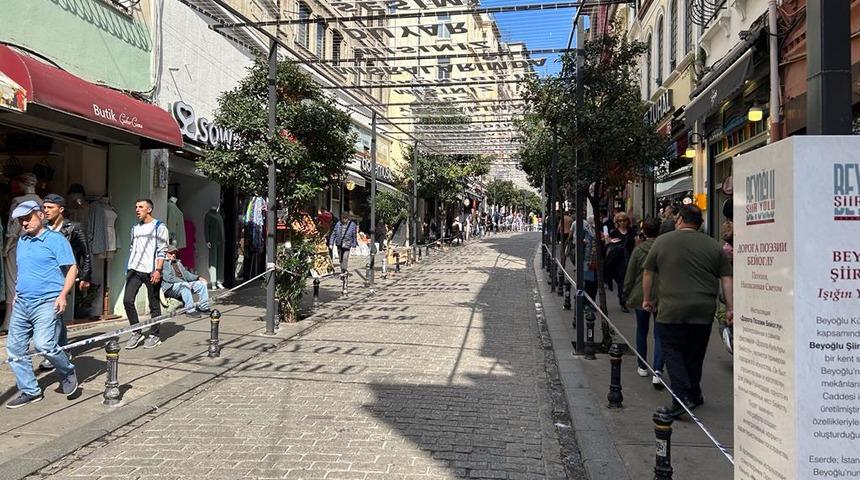 "Işığın Yazdığı Şiir" enstalasyonu ziyaretçilerine farklı bir deneyim yaşatıyor