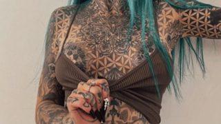 Dövme modeli Amber Luke paylaşımıyla şaşkınlık yarattı! Dövmelerini göstermek için çırılçıplak soyundu