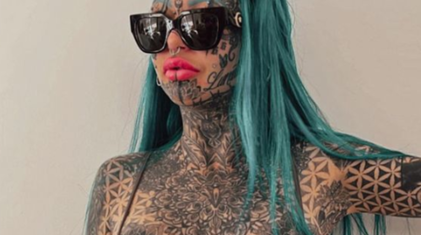 Dövme modeli Amber Luke paylaşımıyla şaşkınlık yarattı! Dövmelerini göstermek için çırılçıplak soyundu