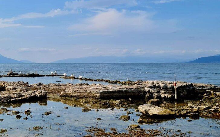 Su çekilmesi yaşanan İznik Gölü'ndeki batık bazilika kıyıyla birleşti G3