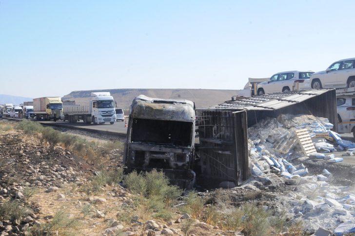 Şırnak'ta şarampole devrilen tır yandı G1