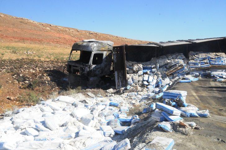 Şırnak'ta şarampole devrilen tır yandı G3