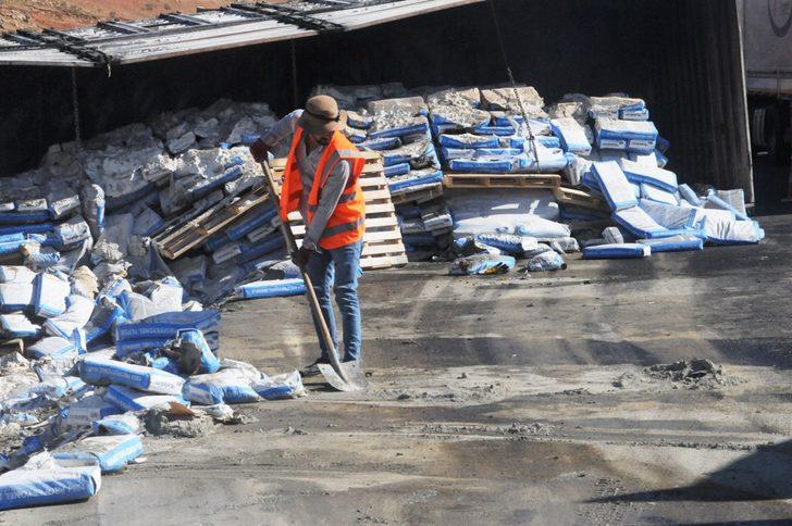 Şırnak'ta şarampole devrilen tır yandı G4