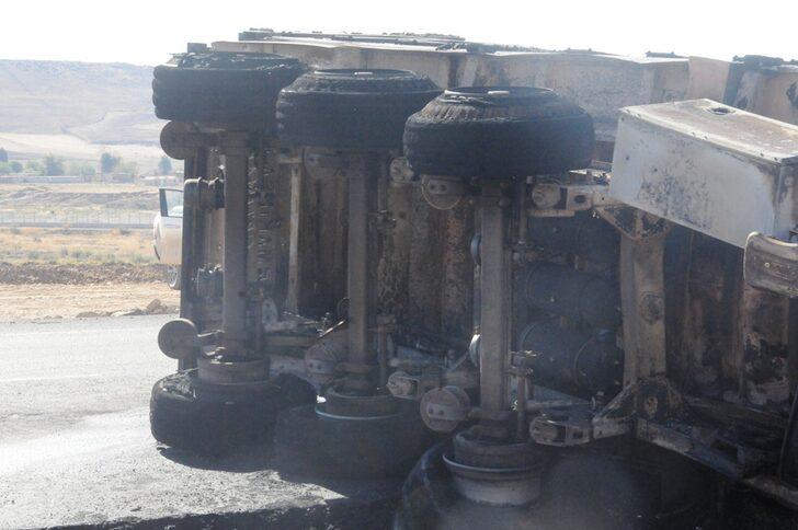 Şırnak'ta şarampole devrilen tır yandı G5