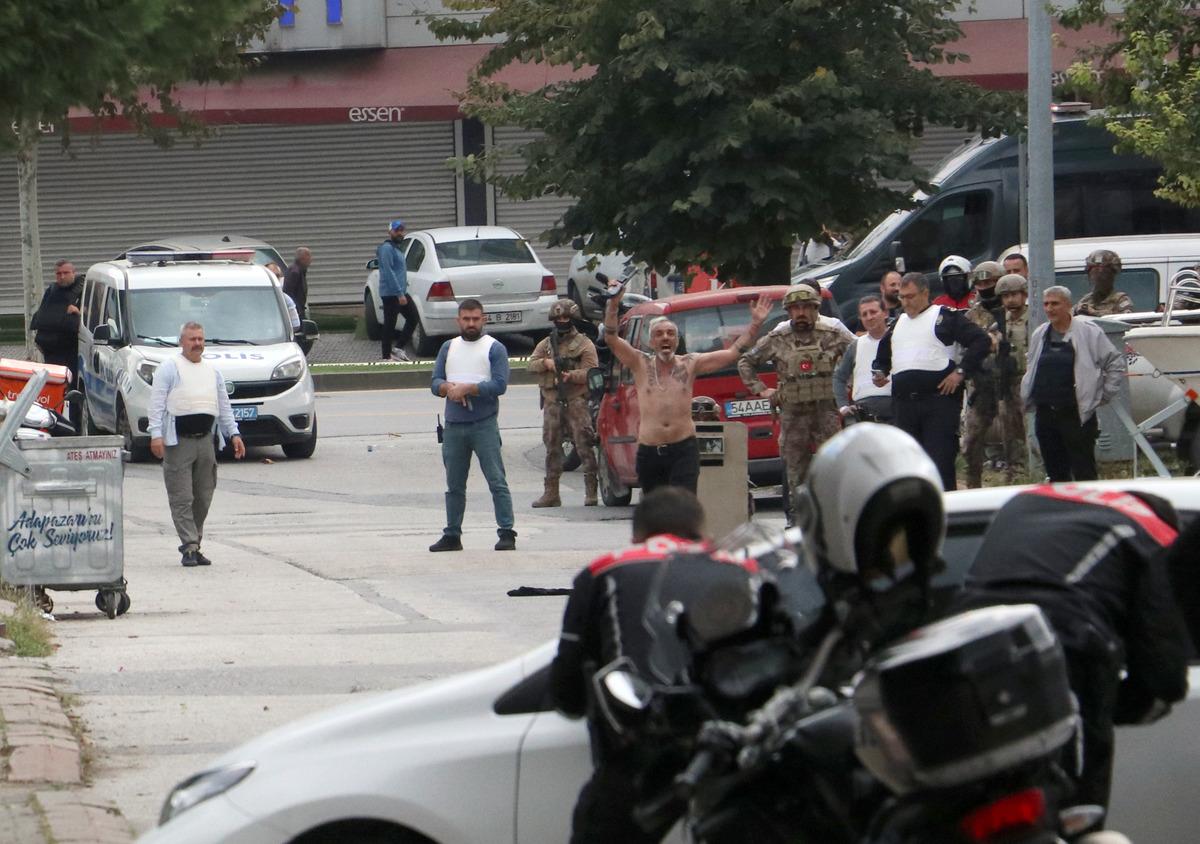 Sakarya'da pompalı t&uuml;fekle etrafa ateş a&ccedil;an zanlı tutuklandı
