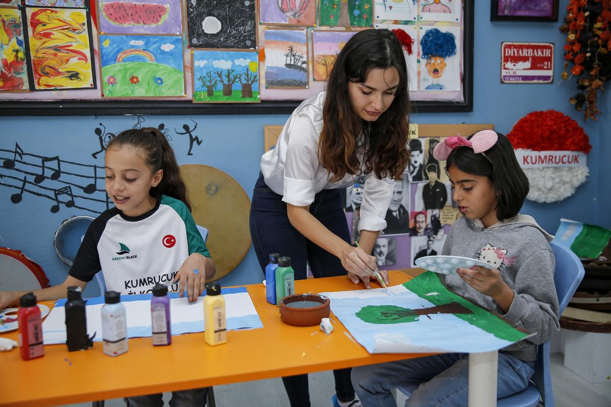 İstanbul'dan gelen ressam Diyarbakır'da kırsaldaki &ccedil;ocuklarla resim yaptı