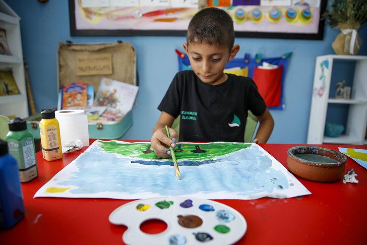 İstanbul'dan gelen ressam Diyarbakır'da kırsaldaki çocuklarla resim yaptı G5