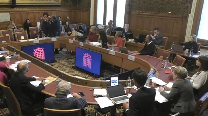 Robot Ai-Da'nın tarihi anlarında dikkat çeken detay! Hemen güneş gözlüğü taktılar