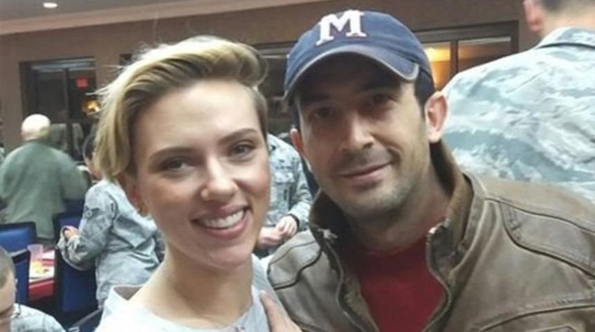 Scarlett Johansson ile fotoğraf çektirmek için İncirlik'e sızdı