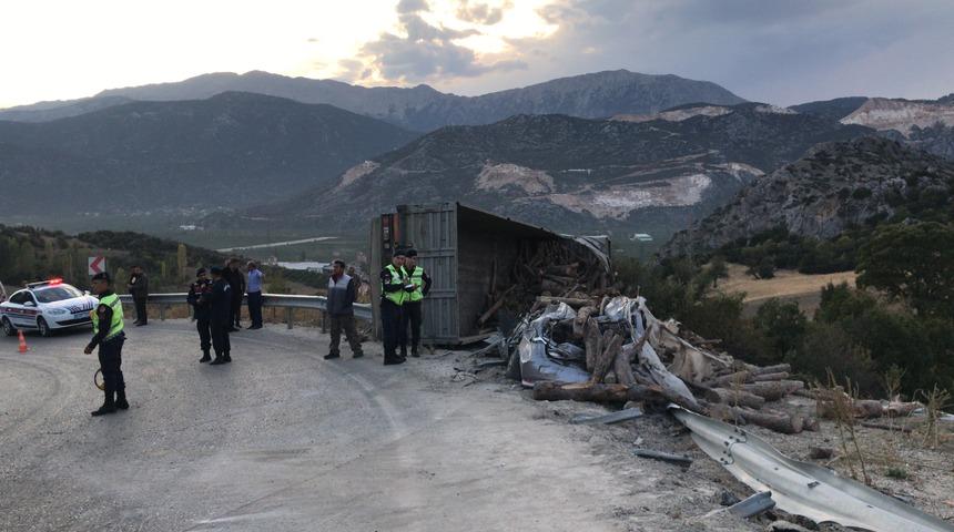 Isparta'da odun yüklü tırın otomobilin üzerine devrilmesi sonucu 2 kişi yaralandı