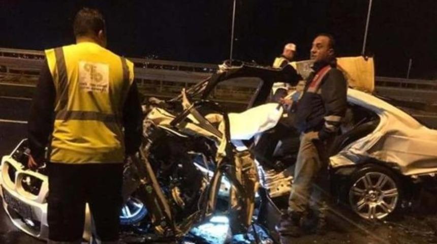 Otomobil yol kenarında duran kamyona &ccedil;arptı: 3 &ouml;l&uuml;, 1 yaralı