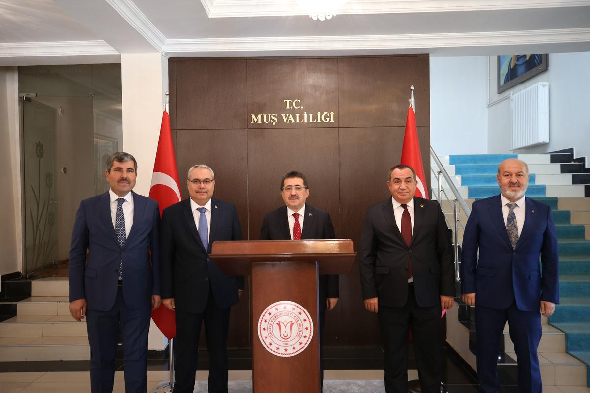 Tarım ve Orman Bakan Yardımcısı Pakdil, Muş'ta ay&ccedil;i&ccedil;eği hasadı yaptı: